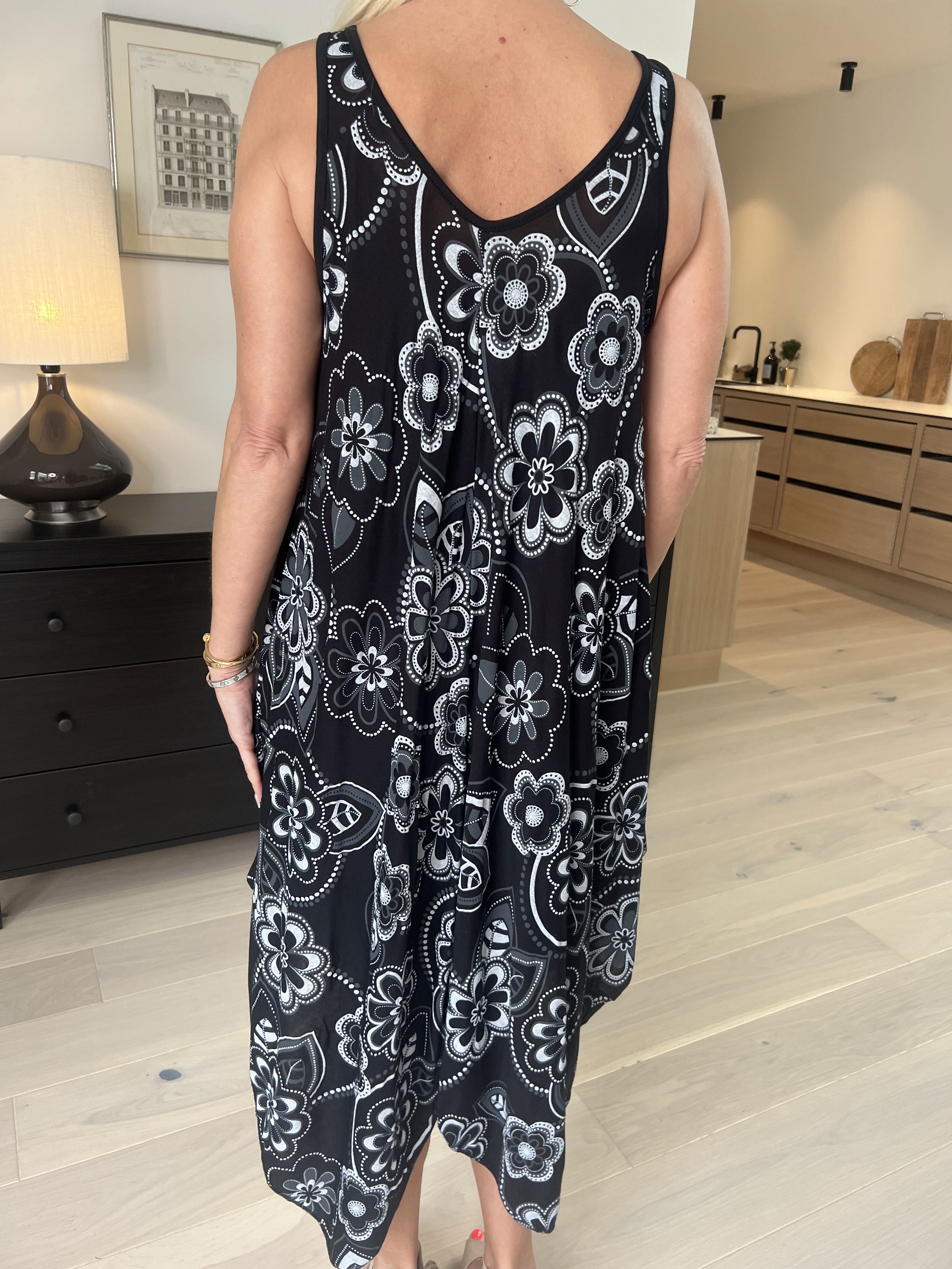 Veronica Flower - Sommerkjole med blomsterprint og brede stropper